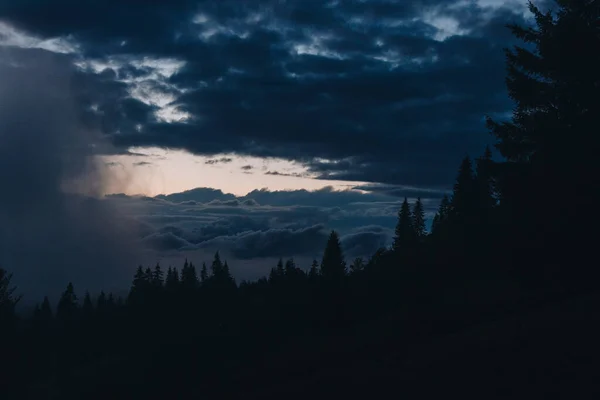 Bela Paisagem Nebulosa Nas Montanhas Dos Cárpatos Entardecer — Fotografia de Stock