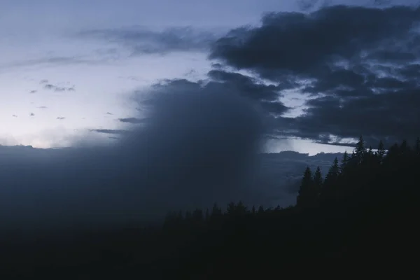 Bela Paisagem Nebulosa Nas Montanhas Dos Cárpatos Entardecer — Fotografia de Stock