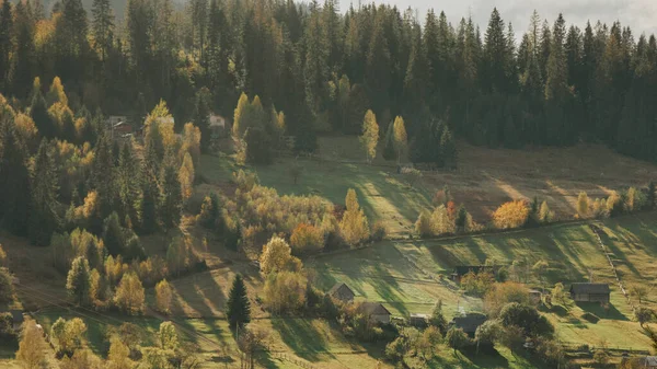 Malebná Horská Krajina Dřevěnými Domy Údolí — Stock fotografie