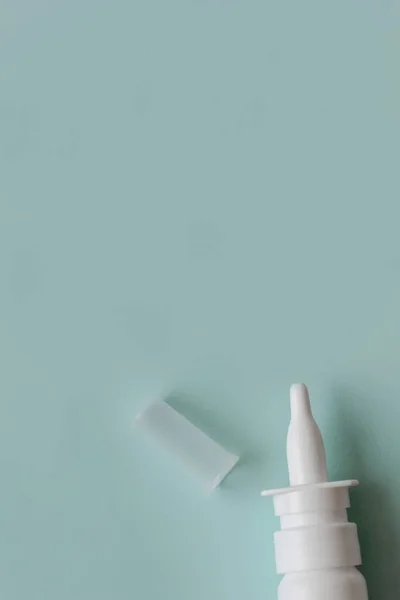 Spray Nasal Sobre Fundo Turquesa — Fotografia de Stock