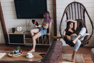 LGBT lezbiyen çifti evde.