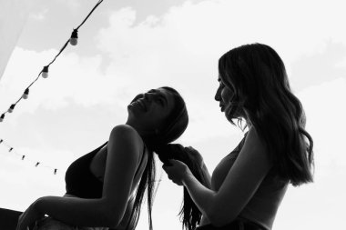 LGBT lezbiyen çifti sarılıyor