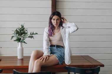 Evdeki güzel genç kadın.