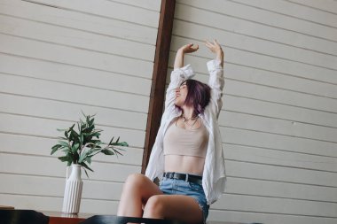 Evdeki güzel genç kadın.