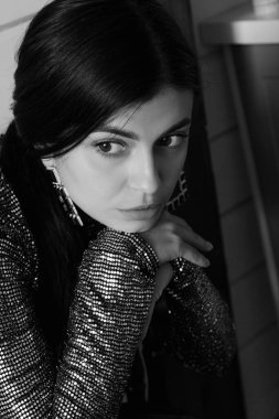 Küpeli güzel bir genç kadın.