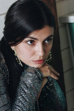 Küpeli güzel bir genç kadın.