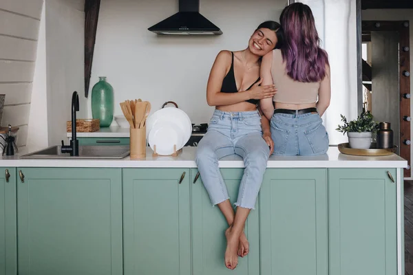 Pasangan Lesbian Lgbt Duduk Meja Dapur — Stok Foto