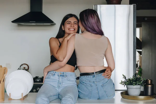 Lgbt Casal Lésbico Sentado Mesa Cozinha — Fotografia de Stock