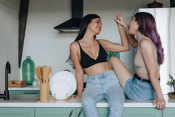 Lgbt Lesbiana Pareja Sentado Cocina Mesa — Foto de Stock