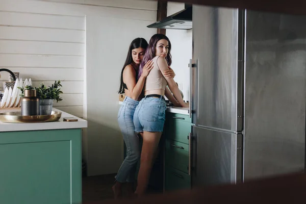 Lgbt Lesbiana Pareja Abrazándose Cocina —  Fotos de Stock