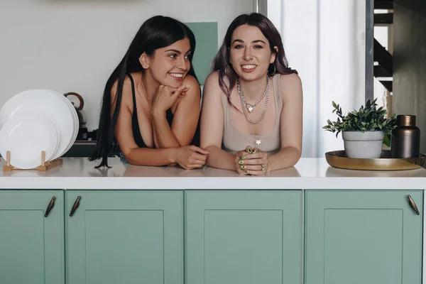 Lgbt Casal Lésbico Cozinha — Fotografia de Stock