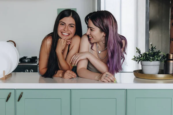 Lgbt Lesbienne Couple Dans Cuisine — Photo