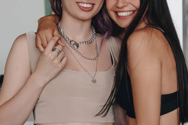 Lgbt Lesbiana Pareja Abrazando Sonriendo —  Fotos de Stock