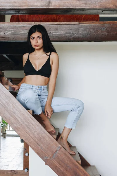 Hermosa Mujer Joven Con Jeans Casa — Foto de Stock