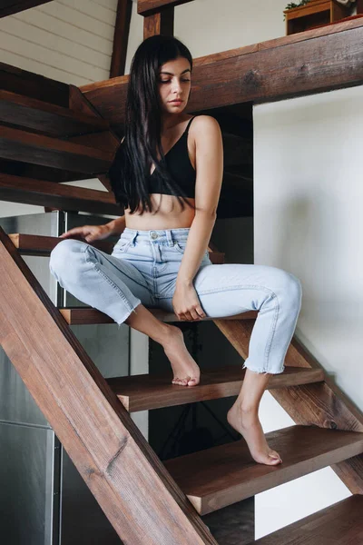 Hermosa Mujer Joven Con Jeans Casa — Foto de Stock