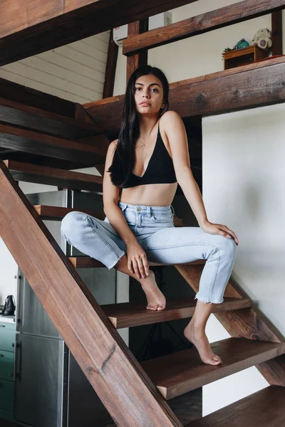 Wanita Muda Yang Cantik Mengenakan Jeans Rumah — Stok Foto