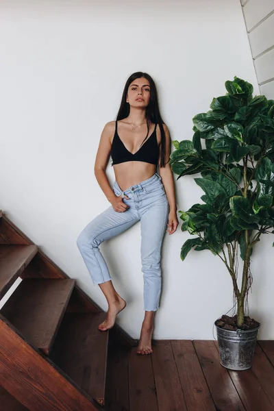 Mulher Bonita Usando Jeans Casa — Fotografia de Stock