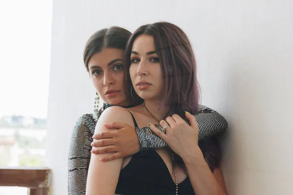 Lgbt Lesbiana Pareja Abrazándose Casa — Foto de Stock