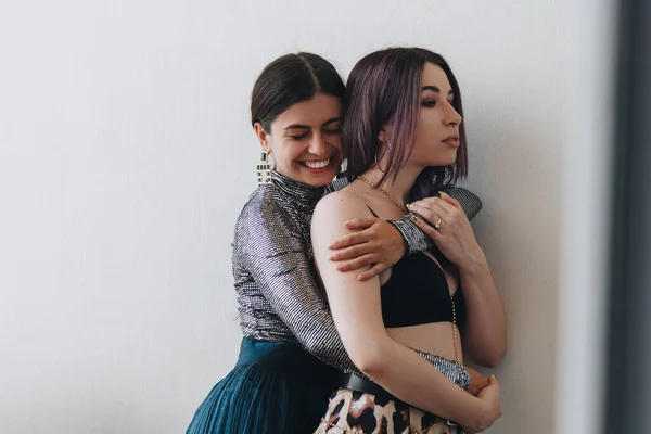 Lgbt Lesbiana Pareja Abrazándose Casa — Foto de Stock