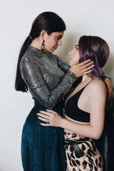 Lgbt Lesbiana Pareja Abrazándose Casa — Foto de Stock