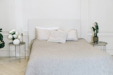 Yatağı olan modern bir yatak odası.