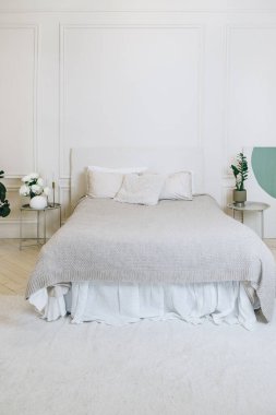 Yatağı olan modern bir yatak odası.