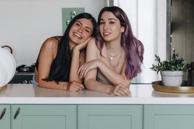 LGBT lezbiyen çift mutfakta.