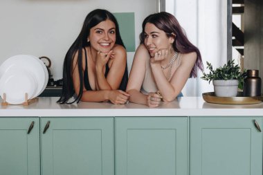 LGBT lezbiyen çift mutfakta.