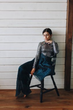 Küpeli güzel bir genç kadın.