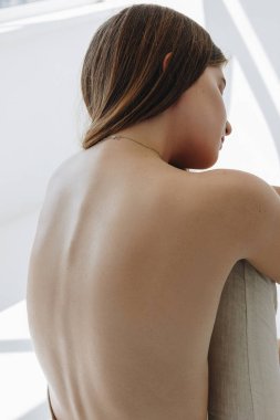 Uzun saçlı beyaz bir kadının portresi.