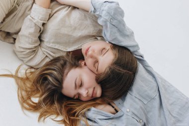 Beyaz Arkaplanda İki Kızın Minimalist Moda Portresi