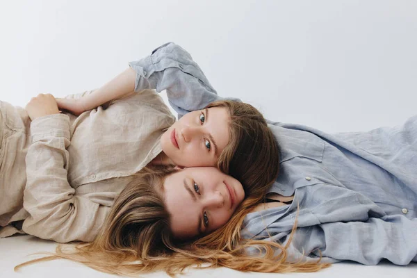 Minimalistyczny Portret Dwóch Dziewczyn Białym Tle — Zdjęcie stockowe