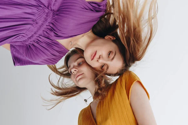 Minimalistisch Fashion Portret Van Twee Meisjes Witte Achtergrond — Stockfoto