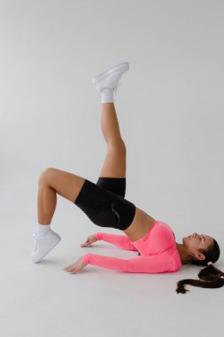 Beyaz arka planda yoga yapan güzel bir kadın.