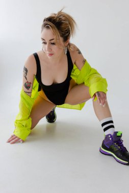 Beyaz arka planda güzel bir kadın