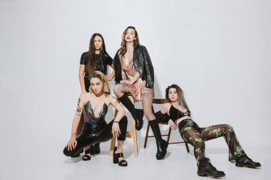 Beyaz arka planda poz veren dört kadın