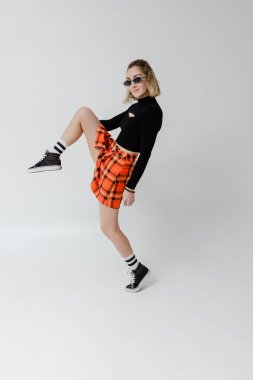 Beyaz etek giyen güzel bir kadın.