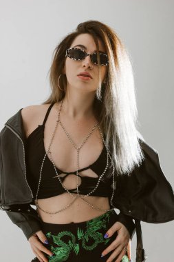 Beyaz arka planda gözlüklü güzel kadın.