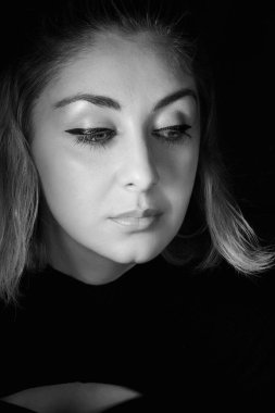 Genç bir kadının siyah beyaz portresi