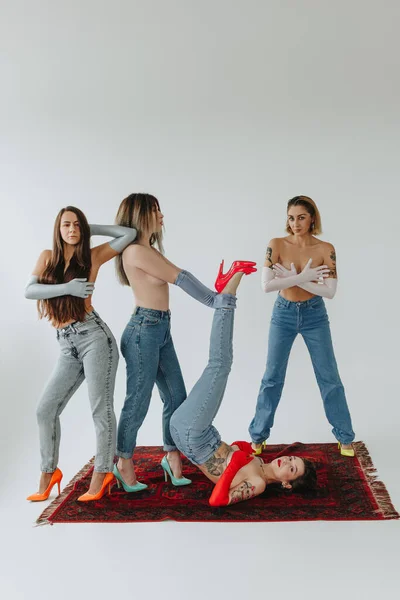 Τέσσερις Σέξι Γυναίκες Που Φορούν Τζιν Λευκό Φόντο — Φωτογραφία Αρχείου