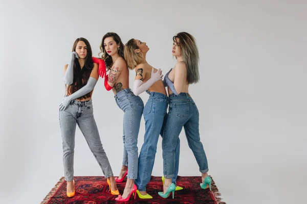 Quatro Mulheres Sexy Vestindo Jeans Fundo Branco — Fotografia de Stock