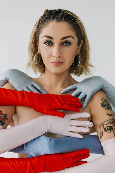 Σέξι Γυναίκα Τατουάζ Που Φοράει Γάντια Λευκό Φόντο — Φωτογραφία Αρχείου