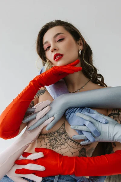 Σέξι Γυναίκα Τατουάζ Που Φοράει Γάντια Λευκό Φόντο — Φωτογραφία Αρχείου