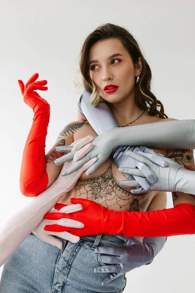 Sexig Kvinna Med Tatueringar Bär Handskar Vit Bakgrund — Stockfoto