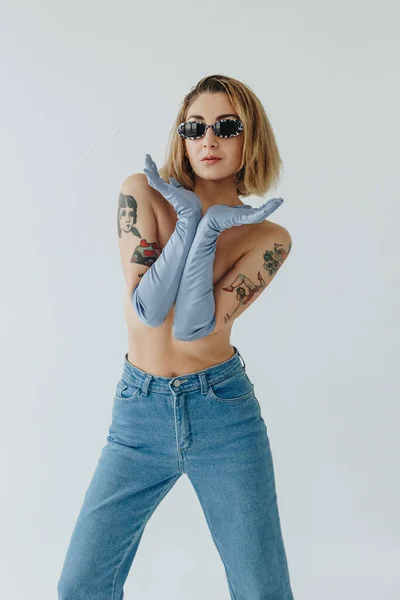 Σέξι Γυναίκα Τατουάζ Που Φοράει Τζιν Και Γάντια Λευκό Φόντο — Φωτογραφία Αρχείου