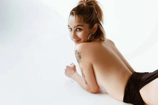 Mulher Sexy Com Tatuagens Fundo Branco — Fotografia de Stock