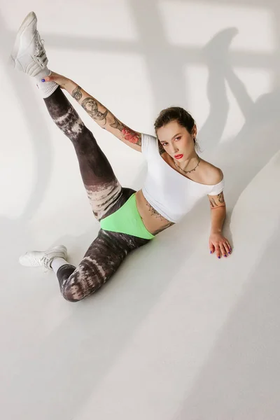 Mulher Tatuada Bonita Fundo Branco — Fotografia de Stock