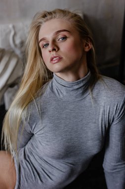 Stüdyoda poz veren güzel genç bir kadın.