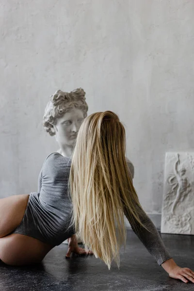 Hermosa Mujer Posando Con Escultura Antigua — Foto de Stock