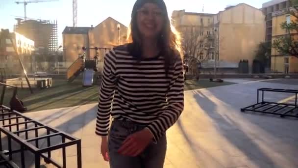 청바지와 조끼를 코카서스 실외에서 즐거운 시간을 보내는 동영상 — 비디오
